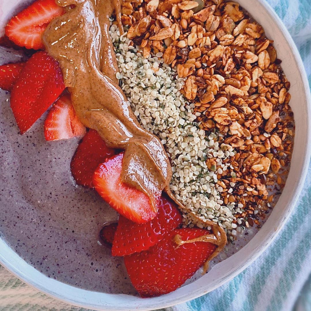 Berry Oat Smoothie with Toppings