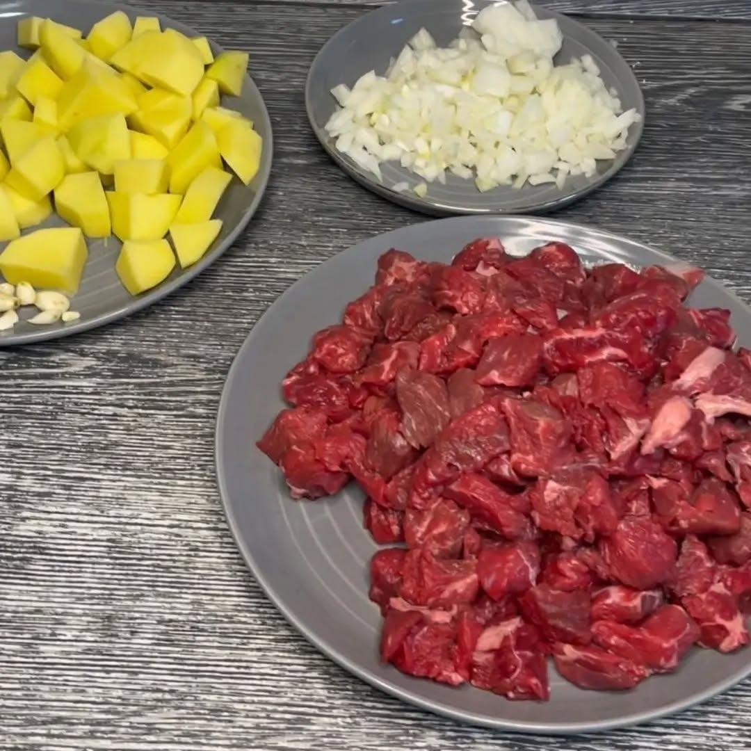 Cheese-Topped Turkish Tas Kebab