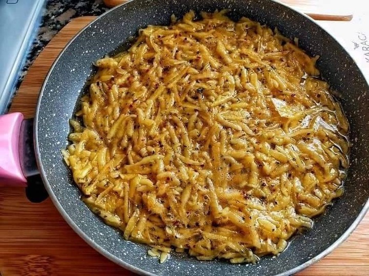Skillet Eggs with Potatoes and Cheese