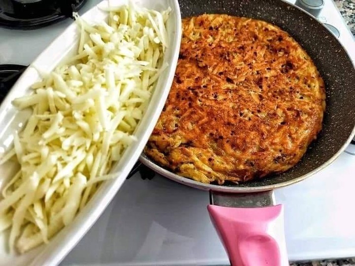Skillet Eggs with Potatoes and Cheese