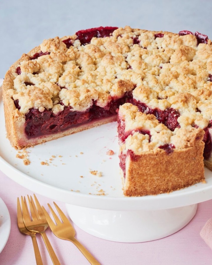 Cherry Shortcrust Cake with Streusel Topping