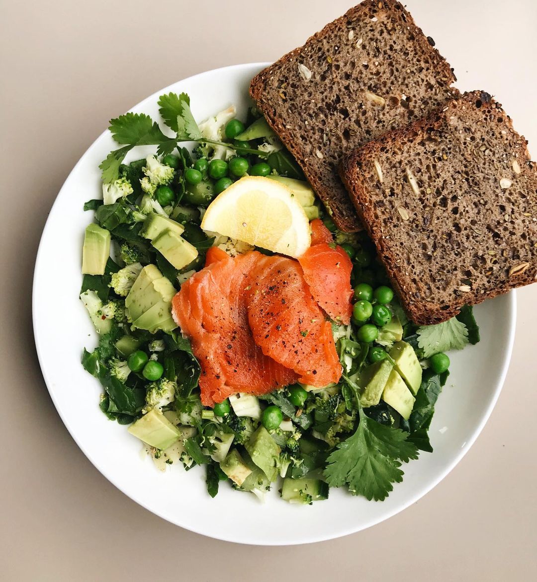 Supergreen Salad with Smoked Salmon and Rye