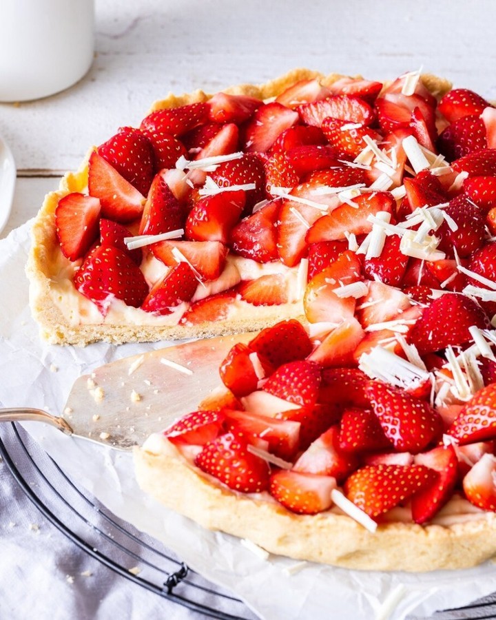 Strawberry Tart with Vanilla Pudding and White Chocolate