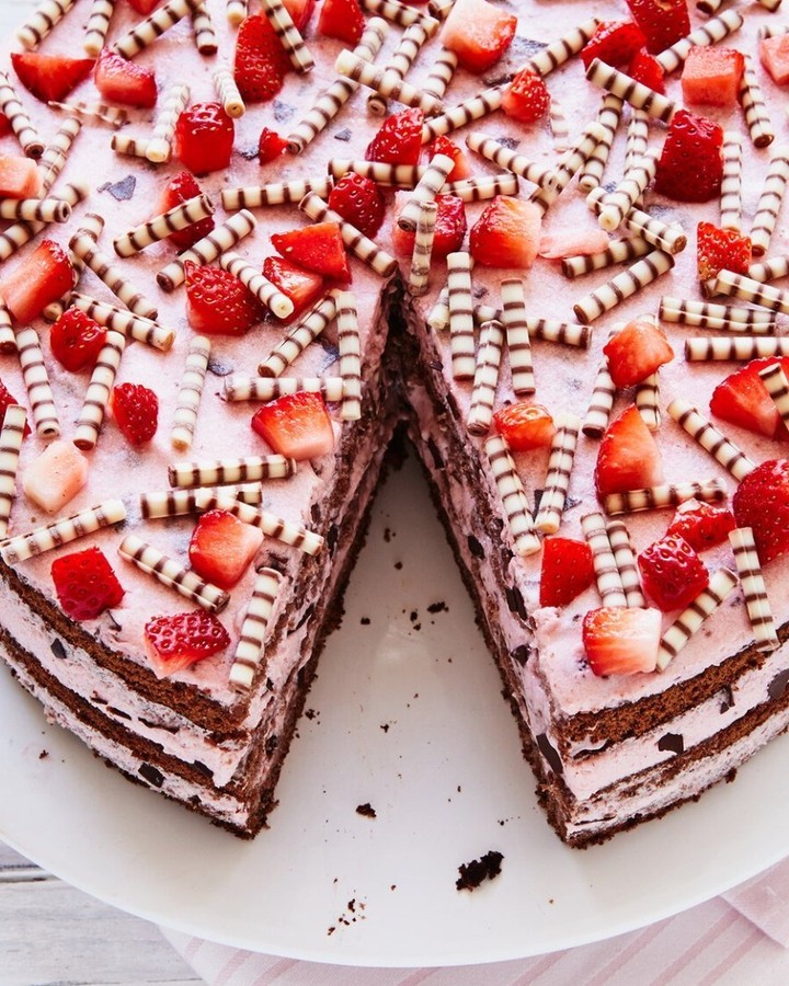 Simple Strawberry Stracciatella Layer Cake