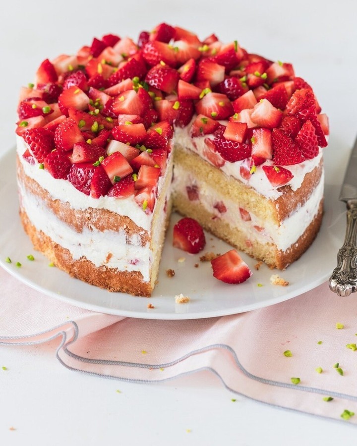 Easy Strawberry Quark Cream Cake Without Gelatin