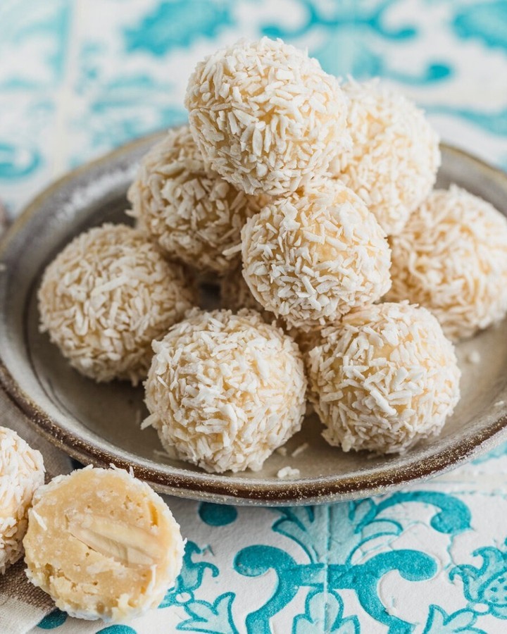 Healthy No-Bake Coconut Almond Raffaello Candy Balls