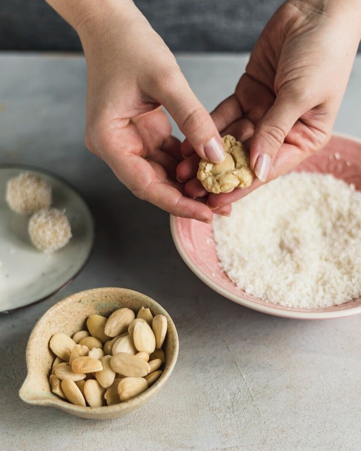 Healthy No-Bake Coconut Almond Raffaello Candy Balls