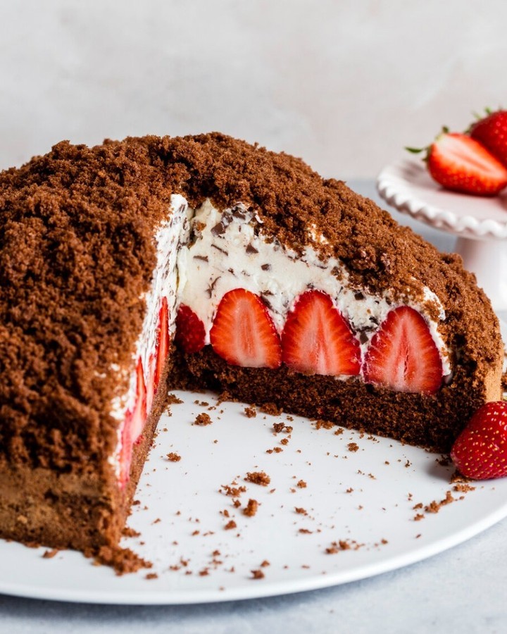 German Mole Cake with Fresh Strawberries