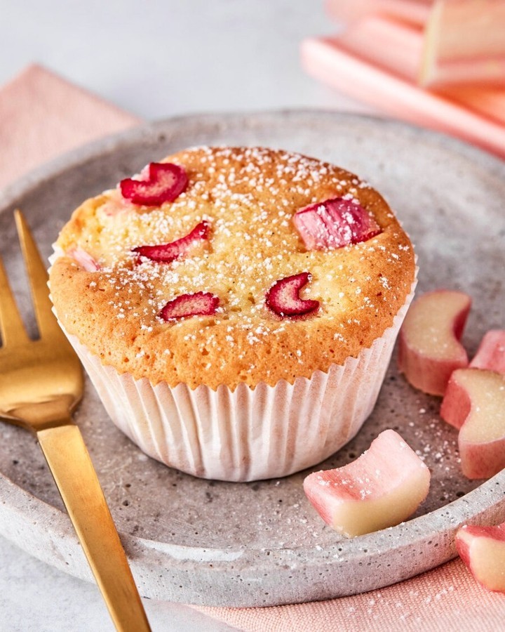 Rhubarb Muffins with Vanilla Pudding