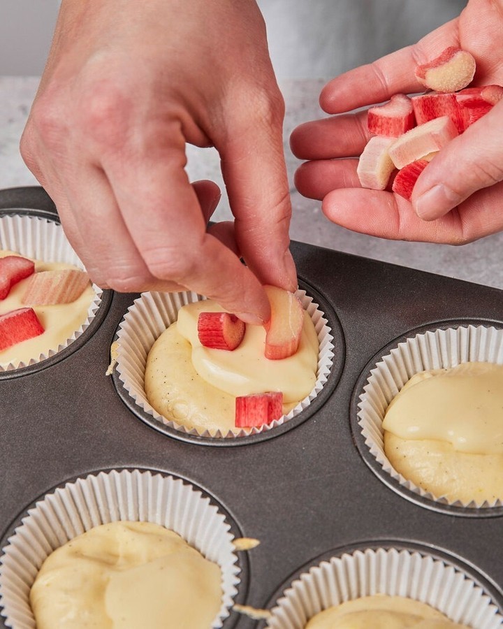 Rhubarb Muffins with Vanilla Pudding
