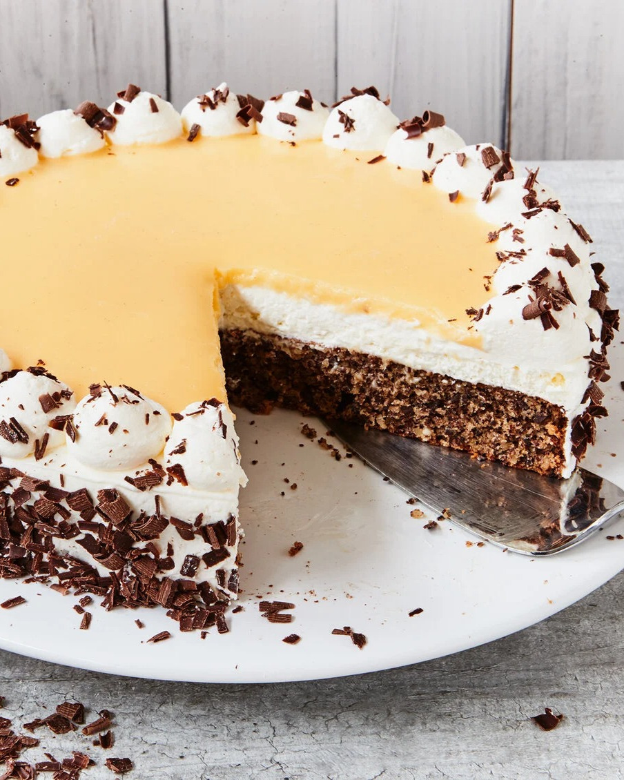 Creamy Eggnog Cake with Chocolate Hazelnut Base