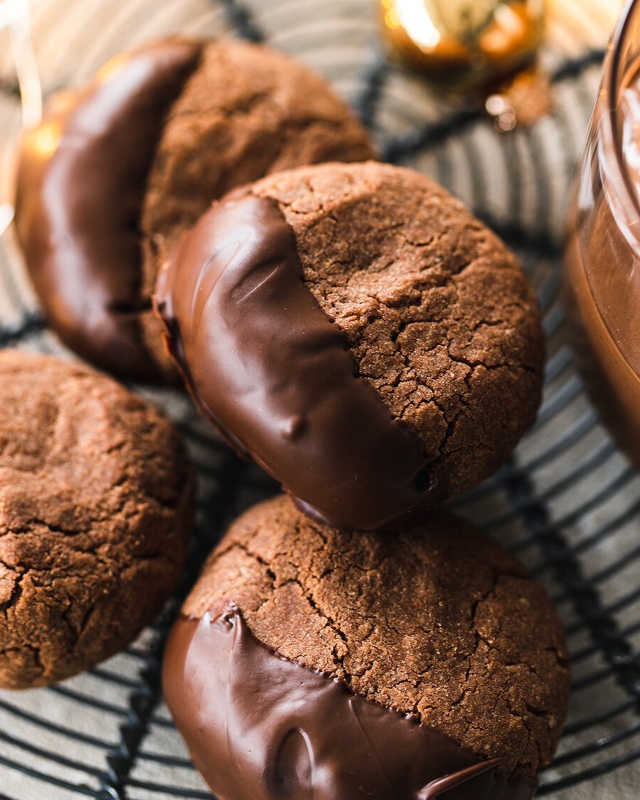 Quick Nutella Cookies with Dark Chocolate Dip