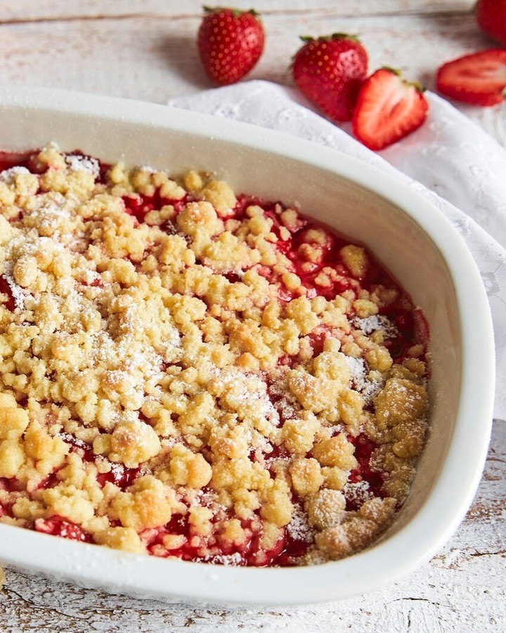Classic Warm Strawberry Crumble Dessert