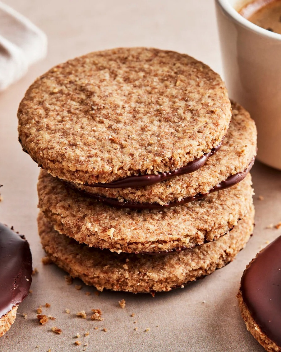 Crunchy Whole Grain Cookies with Dark Chocolate