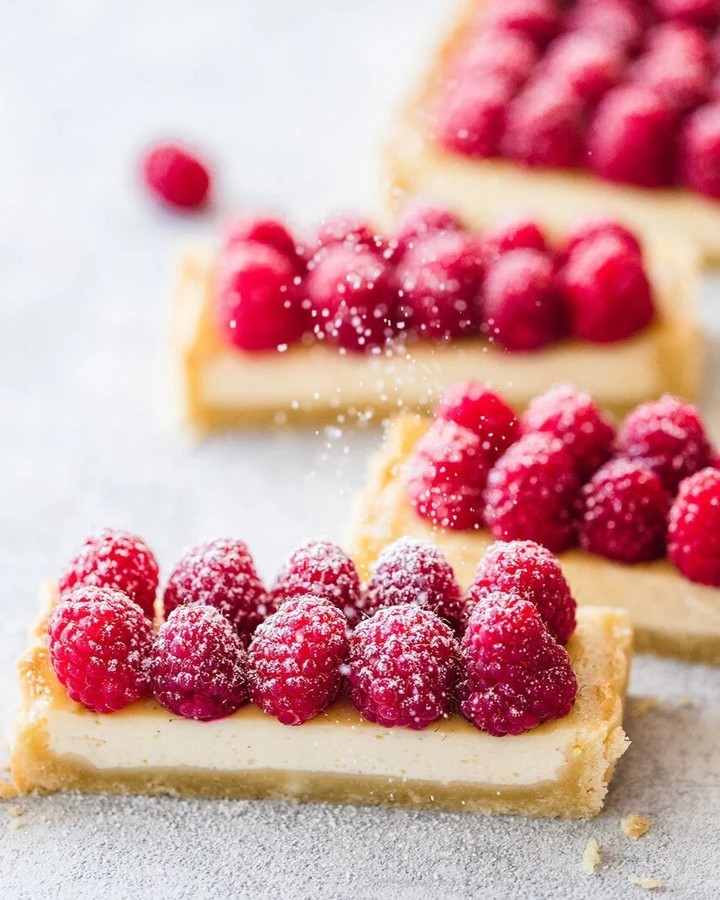 Raspberry Tart with Vanilla Cream
