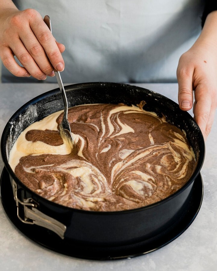 Simple Fluffy Marble Cheesecake Without Crust