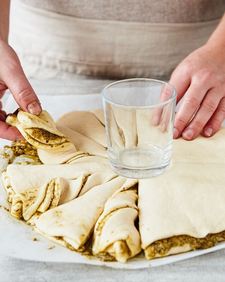 Easy Pesto Bread Flower Party Appetizer