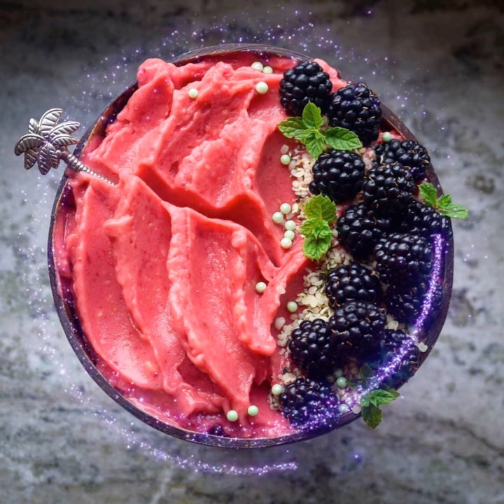 Banana-Free Mango Raspberry Nicecream Bowl