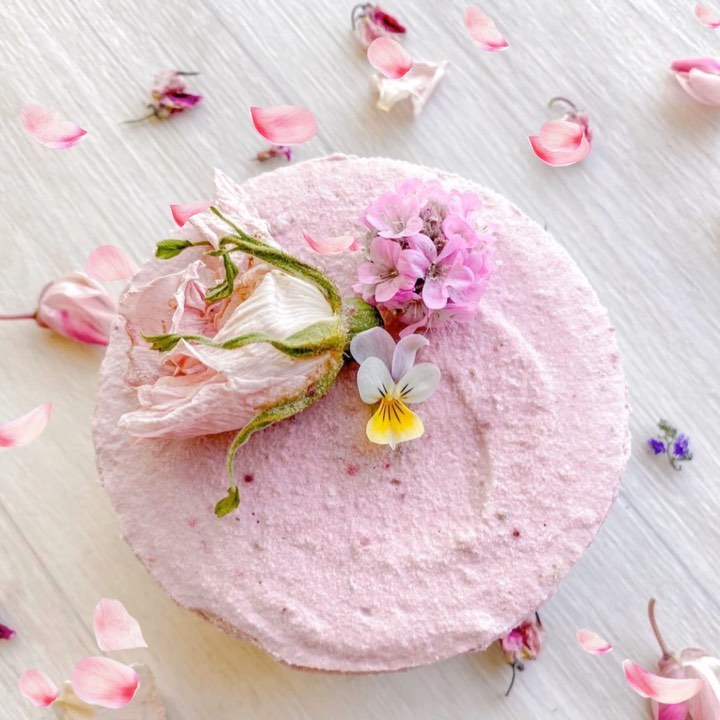 Vegan Strawberry Cheesecake with White Tea