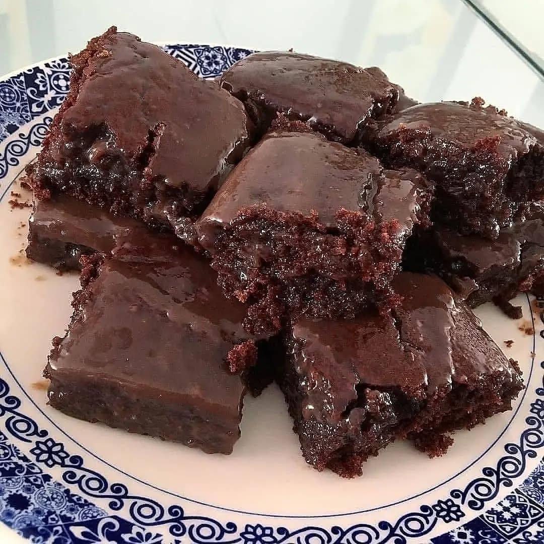 Brazilian-Style Chocolate Cake with Chocolate Glaze