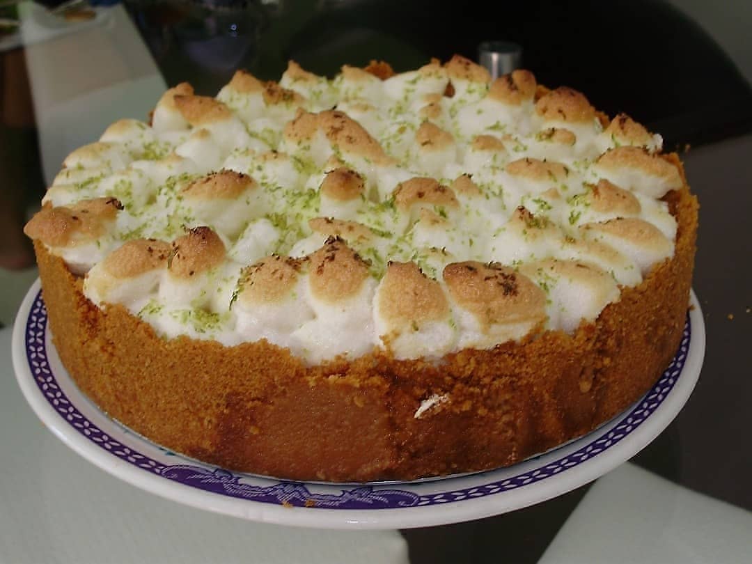 Classic Brazilian Lemon Meringue Pie