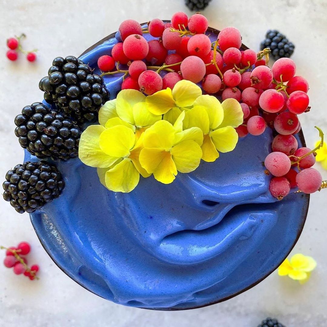 Blue Spirulina Banana Smoothie Bowl