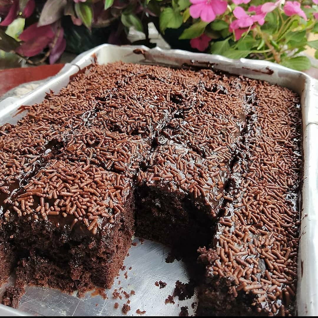 Blender Chocolate Cake with Chocolate Sauce