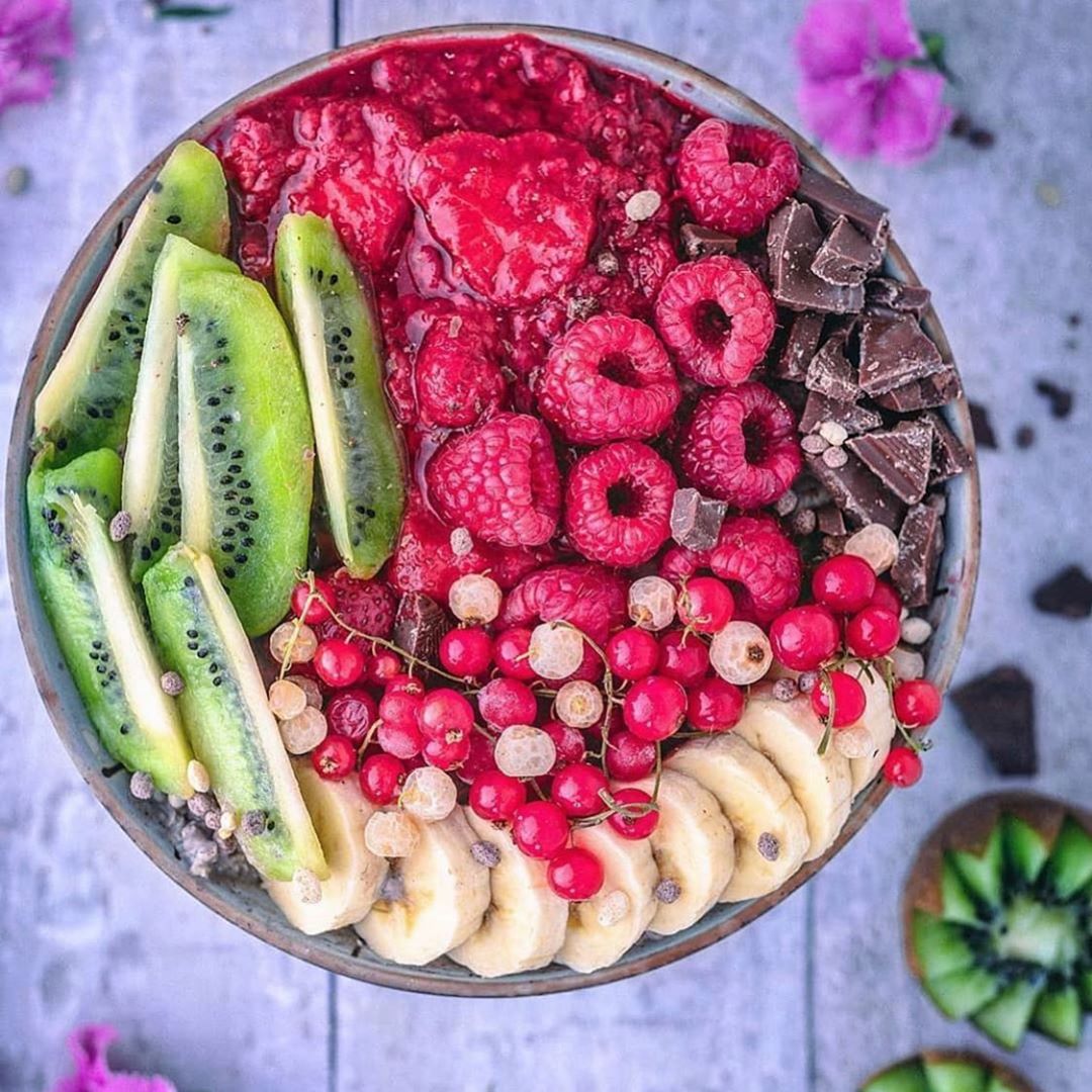 Overnight Oats with Cinnamon and Berry Powder