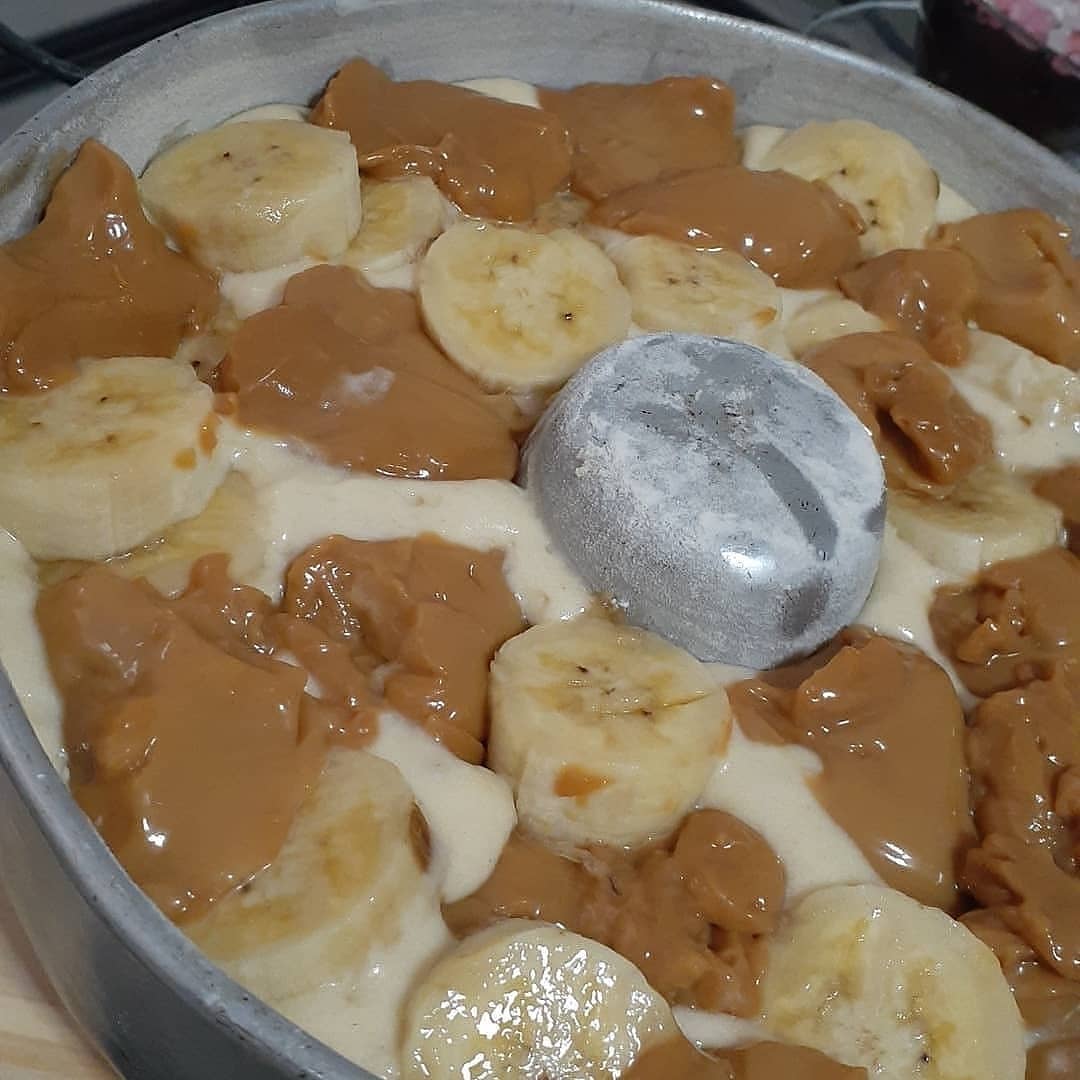 Easy Banana Cake with Dulce De Leche