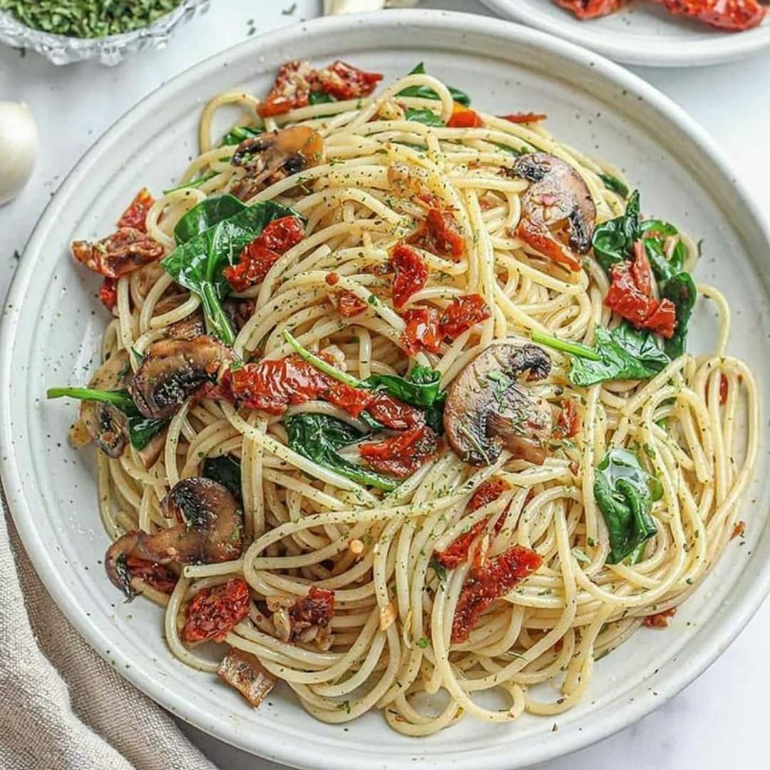 Spinach Mushroom and Sun-Dried Tomato Spaghetti