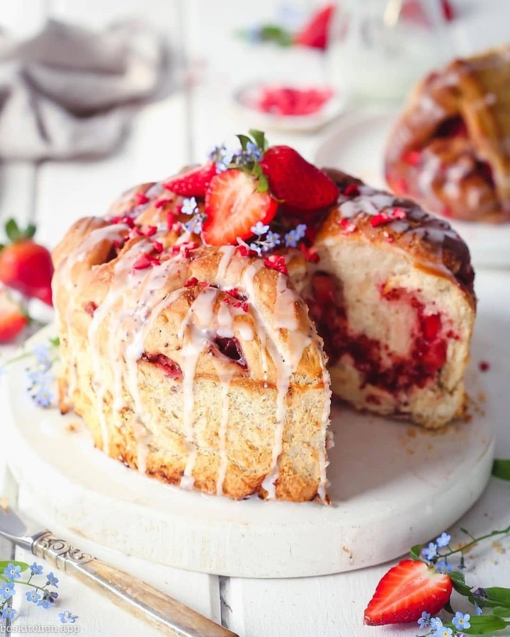 Vegan Strawberry Bun Cake
