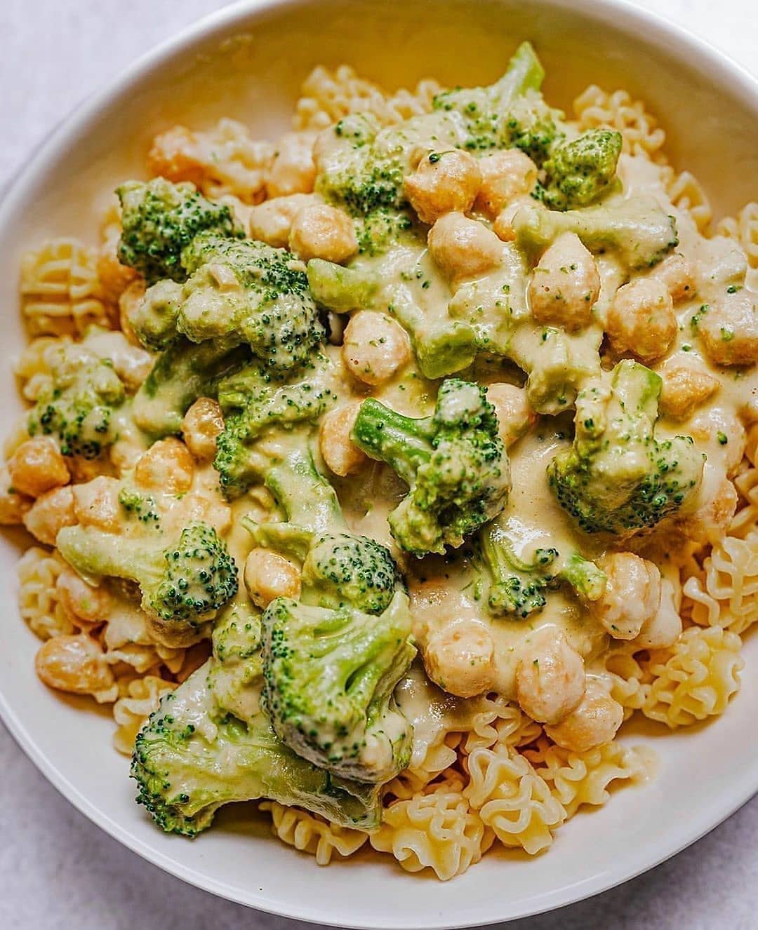 Oil-Free Broccoli and Chickpeas in White Sauce