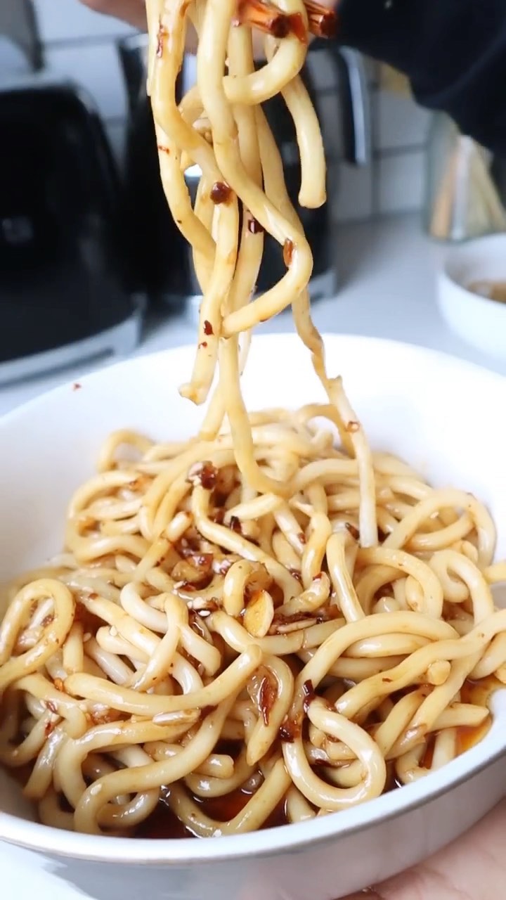 Quick Garlic Chili Noodles