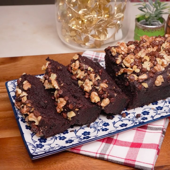 Sugar-Free Date and Walnut Chocolate Cake