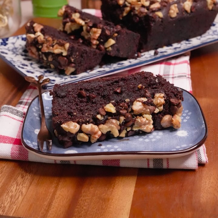 Sugar-Free Date and Walnut Chocolate Cake