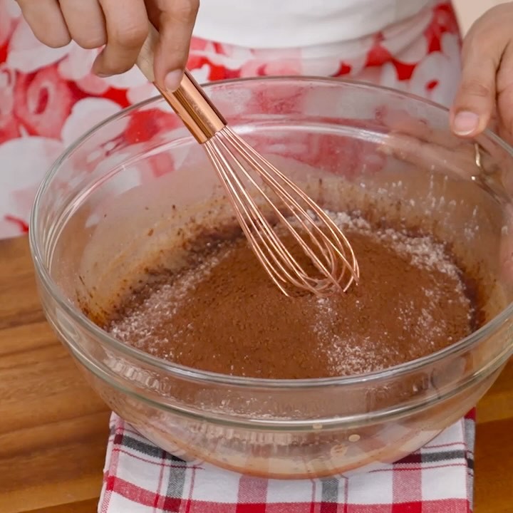 Sugar-Free Date and Walnut Chocolate Cake