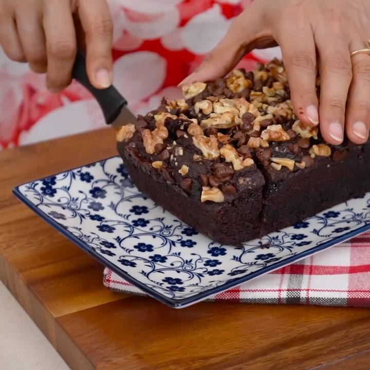 Sugar-Free Date and Walnut Chocolate Cake