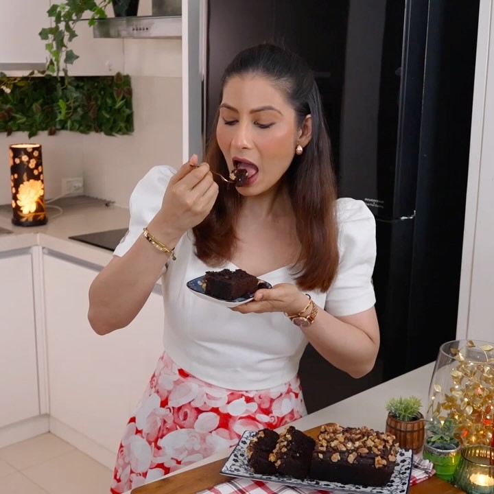 Sugar-Free Date and Walnut Chocolate Cake
