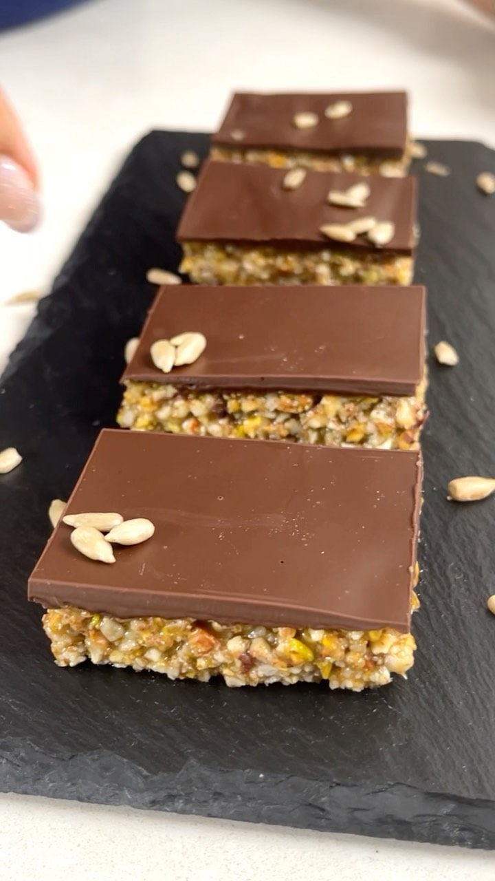 Healthy No-Bake Nuts and Chocolate Bar