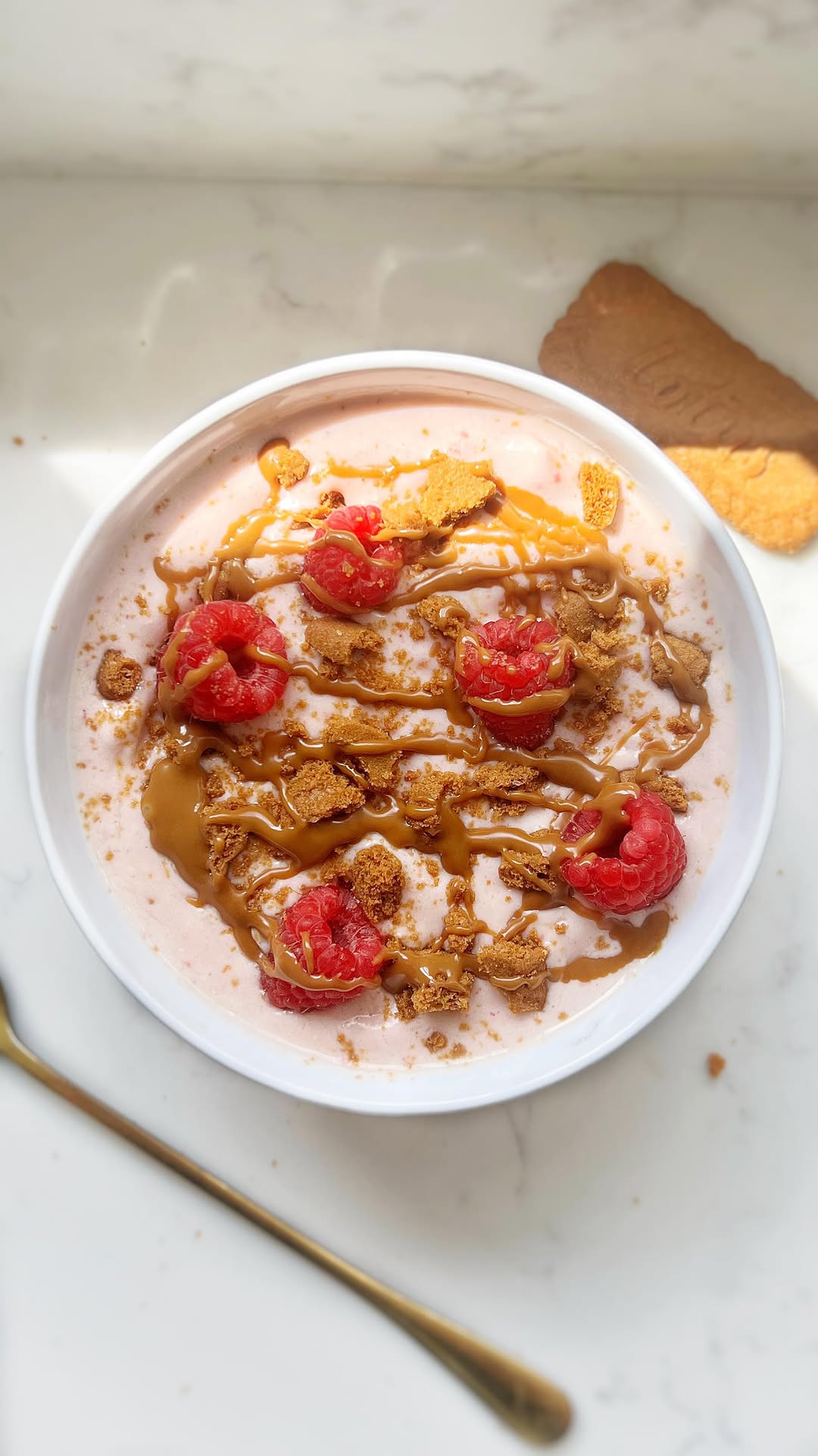 Raspberry Biscoff Smoothie Bowl