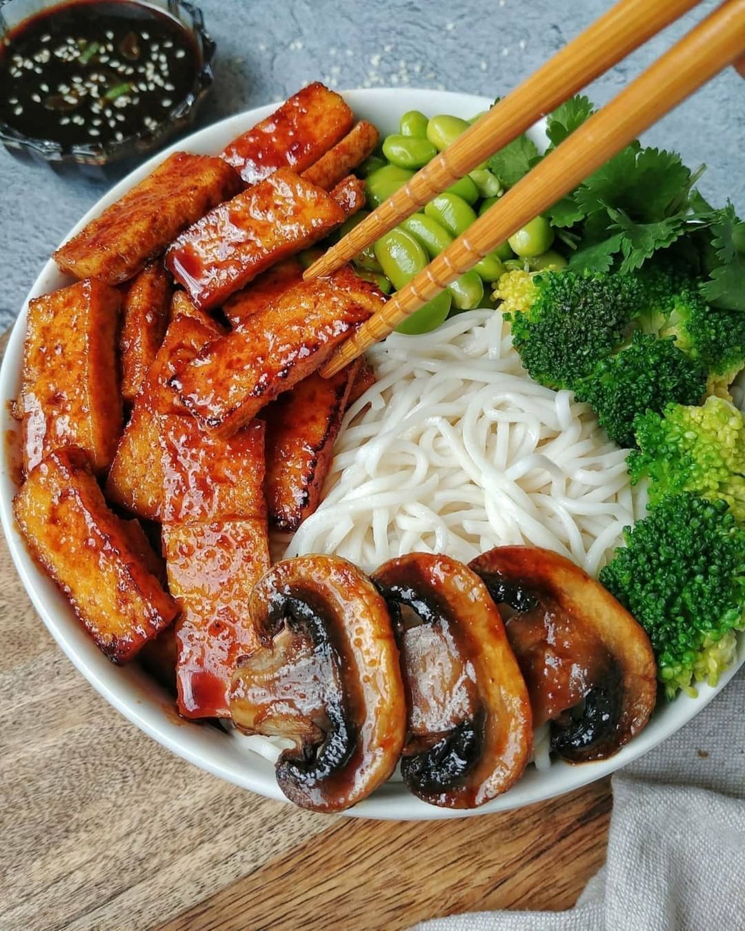 Bbq Tofu with Vegetables and Noodles