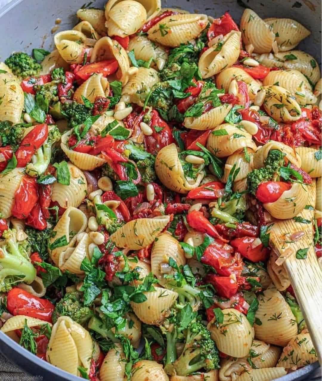 Pasta Shells with Broccoli and Roasted Tomatoes
