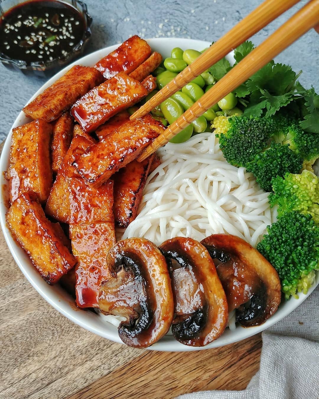 Flavorful Bbq Tofu with Vegetables and Noodles