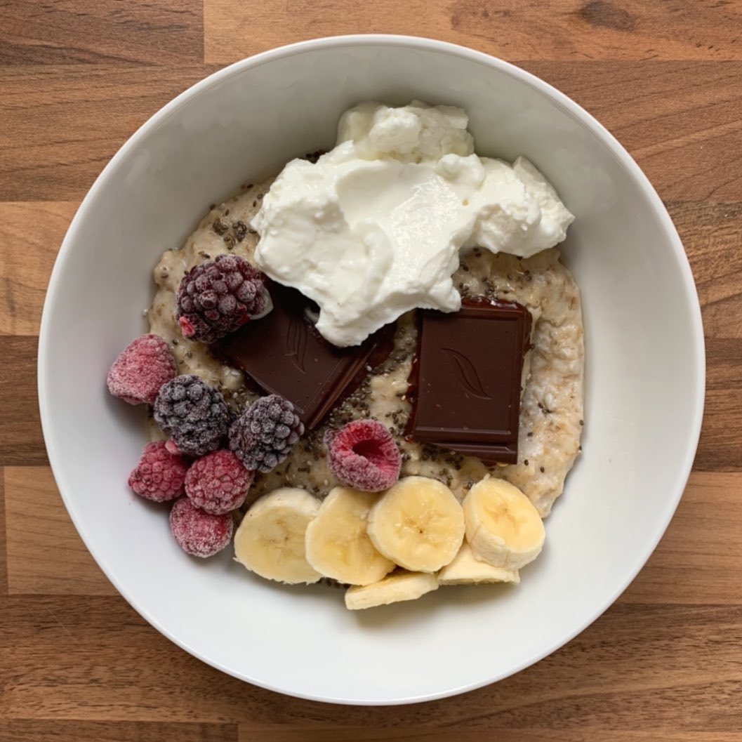 Dreamy Oat and Berry Breakfast Bowl