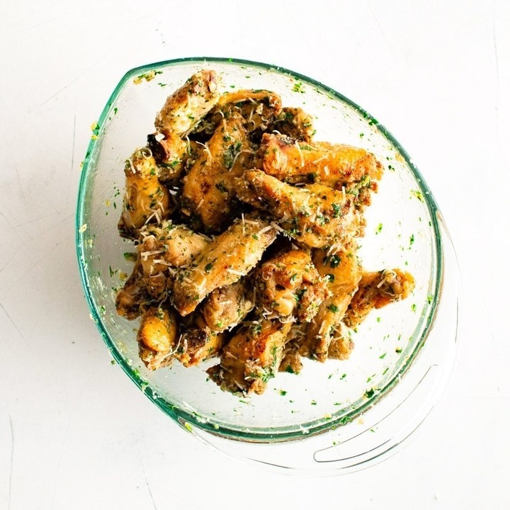 Crispy Baked Garlic Parmesan Chicken Wings