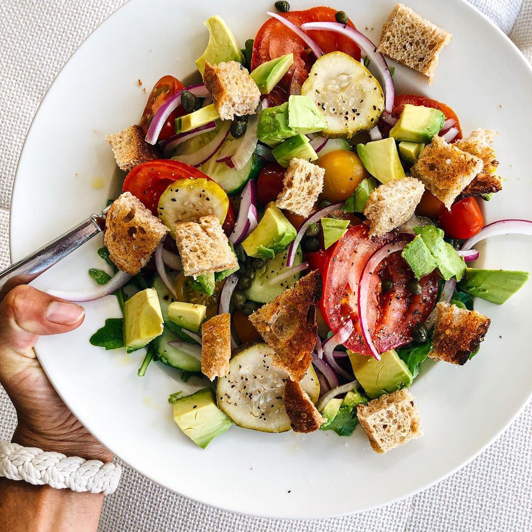 Fresh Summer Salad with Arugula and Croutons