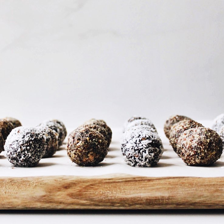 Healthy Bliss Balls with Dates and Almonds
