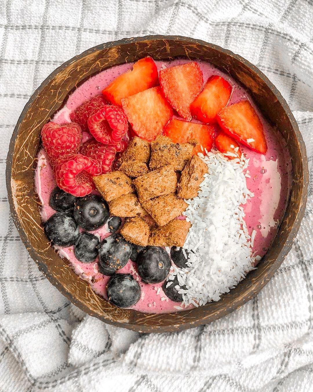Frozen Berry Banana Smoothie Bowl