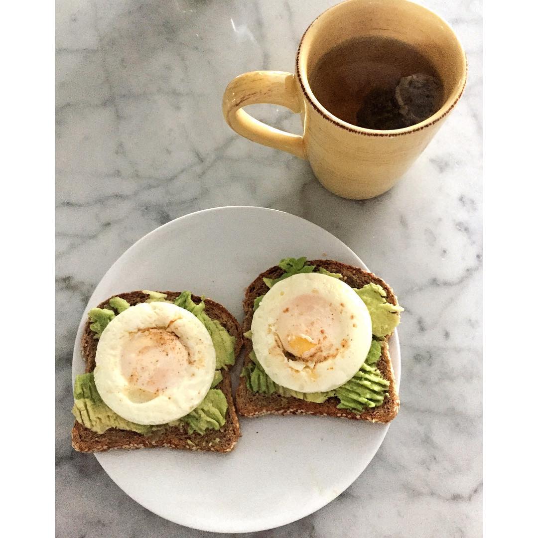 Candida-Friendly Breakfast with Eggs and Avocado