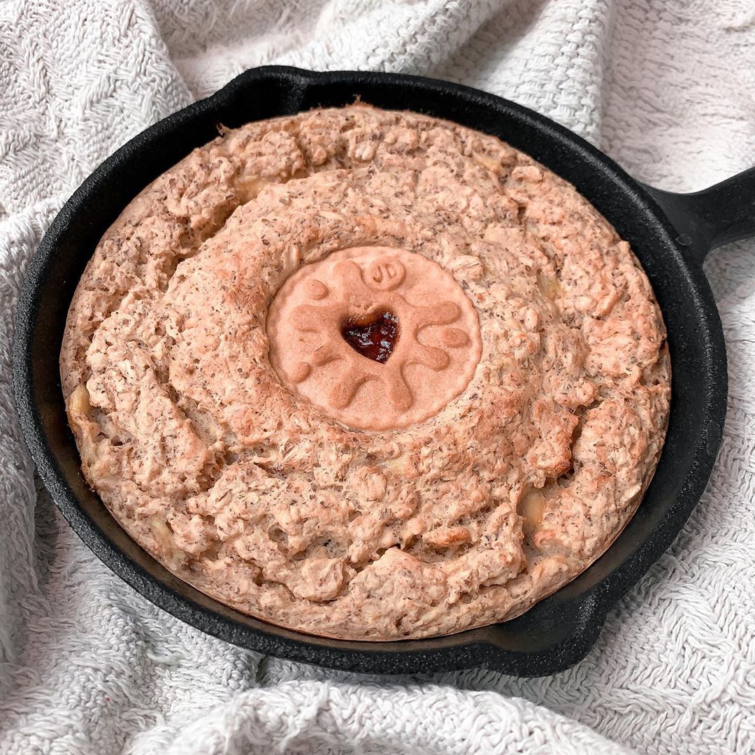 Jammie Dodger Baked Oats with Custard
